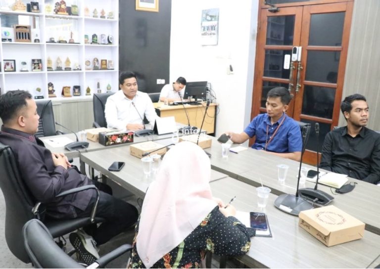 Suasana hearing DPRD Kabupaten Gresik bersama PT Pos Indonesia dan Disparekrafbudpora terkait pembongkaran bangunan cagar budaya eks Asrama VOC. (Foto: Ist/Infogresik)