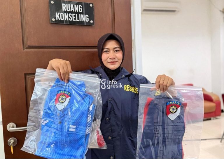 Petugas Polres Gresik saat menunjukkan barang bukti. (Foto: Ist/Infogresik)