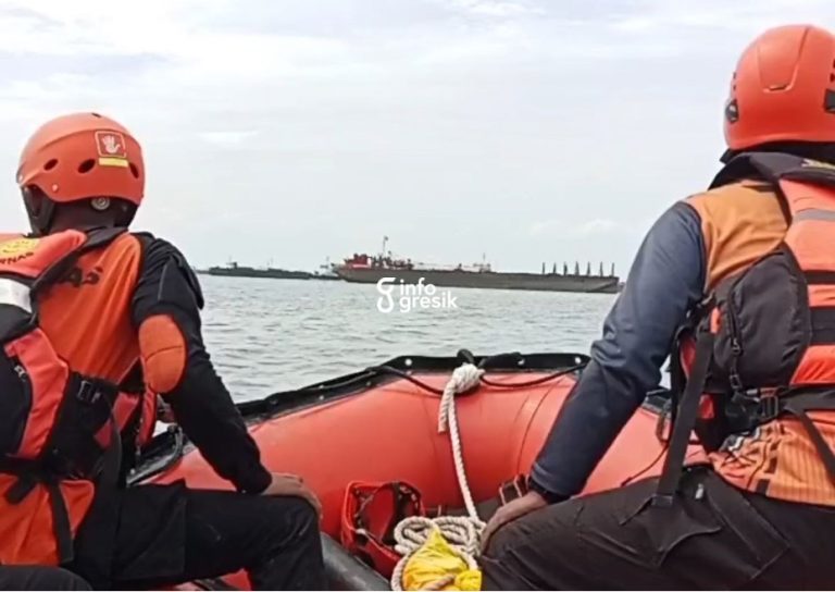 Tim gabungan saat melakukan pencarian di sekitar lokasi nelayan Lumpur yang terjatuh. (Foto: Ist/Infogresik)