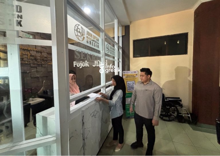 Ketua DPRD Gresik M. Syahrul Munir saat menerima aduan melalui aplikasi e-Asmara. (Foto: Khanif Rosidin/Infogresik)