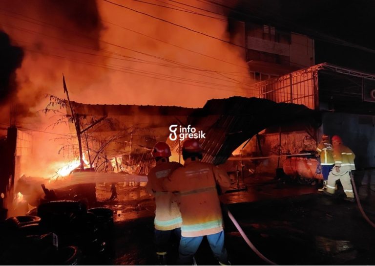 Petugas pemadam kebakaran saat memadamkan api di bengkel tambal ban di Kecamatan Menganti. (Foto: Ist/Infogresik)