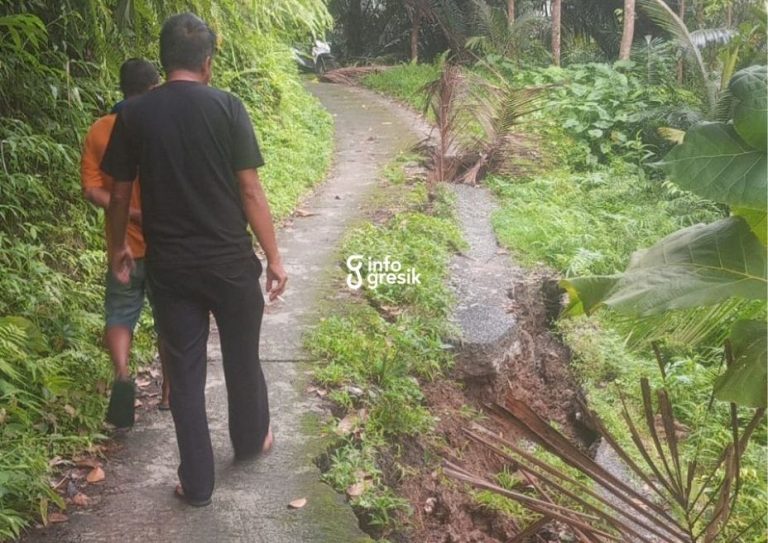 Kondisi jalan yang mengalami longsor di Desa Kuduk-Kuduk, Kecamatan Sangkapura. (Foto: Ist/Infogresik)