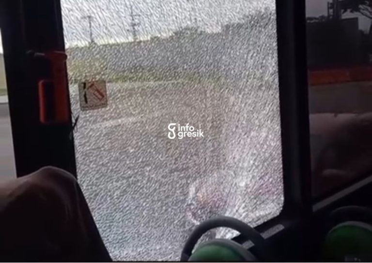 Kondisi kaca bus Trans Jatim Koridor 4 yang pecah akibat lemparan orang tak dikenal di sekitar kawasan JIIPE, Gresik. (Foto: Ist/Infogresik)