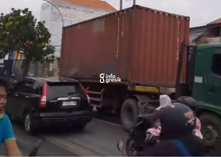 Truk trailer yang terlibat kecelakaan di Jalan Raya Sembayat, Kecamatan Manyar, Kabupaten Gresik. (Foto: Ist/Infogresik)