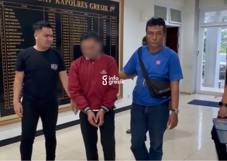 Kanit Resmob Polres Gresik Ipda Andi Muh. Asyraf Gunawan bersama anggota saat mengamankan pelaku pelemparan Bus Trans Jatim, SD (tengah). (Foto: Ist/Infogresik)