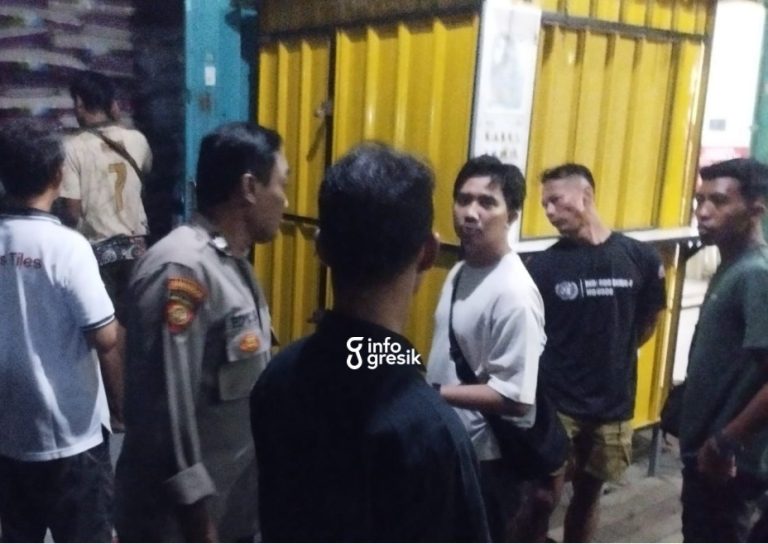 Pura-pura Beli Beras, Pria di Driyorejo Todong Pemilik Toko Pakai Pisau Petugas Polsek Driyorejo bersama warga usai mengamankan pelaku percobaan pencurian dengan kekerasan (curas) di sebuah toko sembako di Kecamatan Driyorejo, Kabupaten Gresik, Sabtu (17/1/2026). (Foto: Ist/Infogresik)