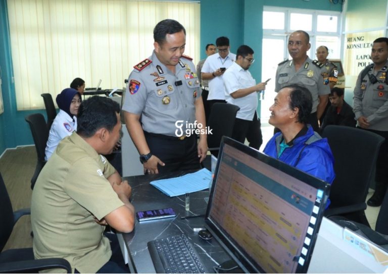 Kapolres Gresik AKBP Ramadhan Nasution saat berbincang dengan warga di Sentra Pelayanan Kepolisian Terpadu Polres Gresik. (Foto: Ist/Infogresik)
