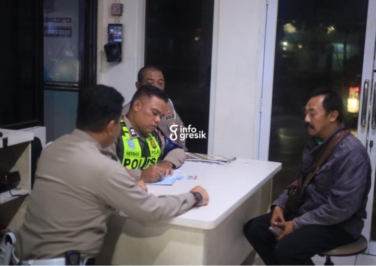 Petugas Satlantas Polres Gresik menindak SH, sopir Bus Trans Jatim, atas pelanggaran berkendara ugal-ugalan. (Foto: Ist/Infogresik)