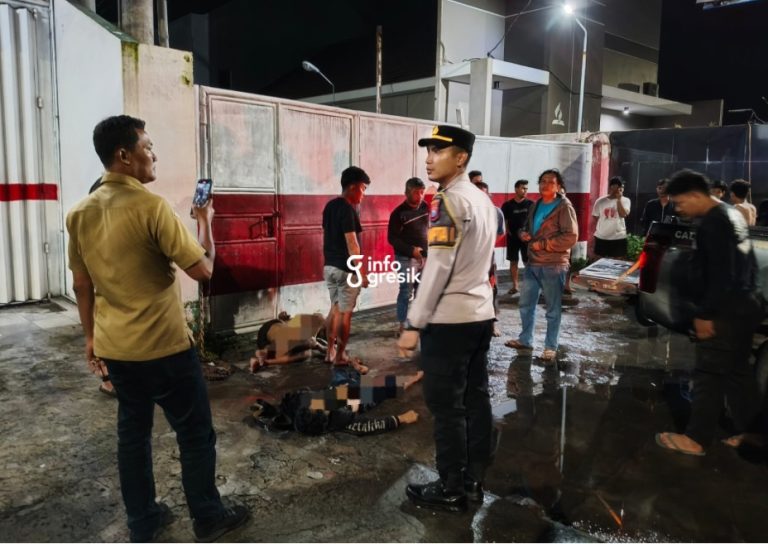 Petugas kepolisian saat hendak mengevakuasi terduga pelaku pencurian ke Rumah Sakit. (Foto: Ist/Infogresik)