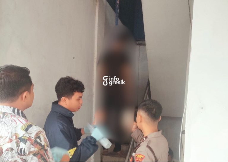 Petugas kepolisian melakukan olah tempat kejadian perkara (TKP) kasus pria gantung diri di Kecamatan Kebomas. (Foto: Ist/Infogresik)