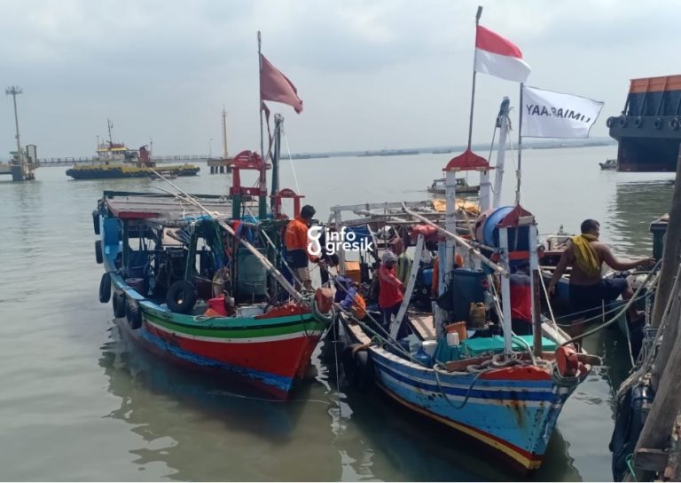 Tiga kapal nelayan pengguna jaring trawl diamankan aparat kepolisian dalam operasi penertiban di perairan Gresik. (Foto: Ist/Infogresik)