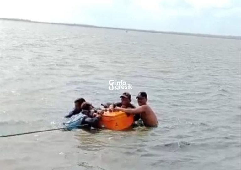 Dihantam Cuaca Ekstrem, Perahu Nelayan Terbalik di Perairan Ujungpangkah Gresik Keterangan: Kondisi nelayan saat ditemukan. (Foto: Ist/Infogresik)