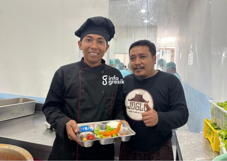 Peringati Hari Gizi, SPPG Sidomulyo Gresik Perkuat Program MBG Lewat Menu Kreatif PIC SPPG Sidomulyo Sidayu, Tristianto (kanan), bersama koki dapur menunjukkan menu MBG. (Foto: Khanif Rosidin/Infogresik)