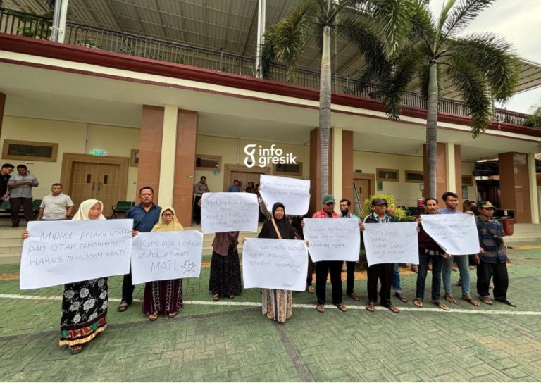 Keluarga Pembunuhan di Imaan Dukun Kecewa, Midhol Disebut Bukan Otak Pembunuhan Warga dan keluarga korban pembunuhan di Desa Imaan, Kecamatan Dukun, mendatangi PN Gresik untuk menuntut Midhol dihukum mati. (Foto: Khanif Rosidin/Infogresik)