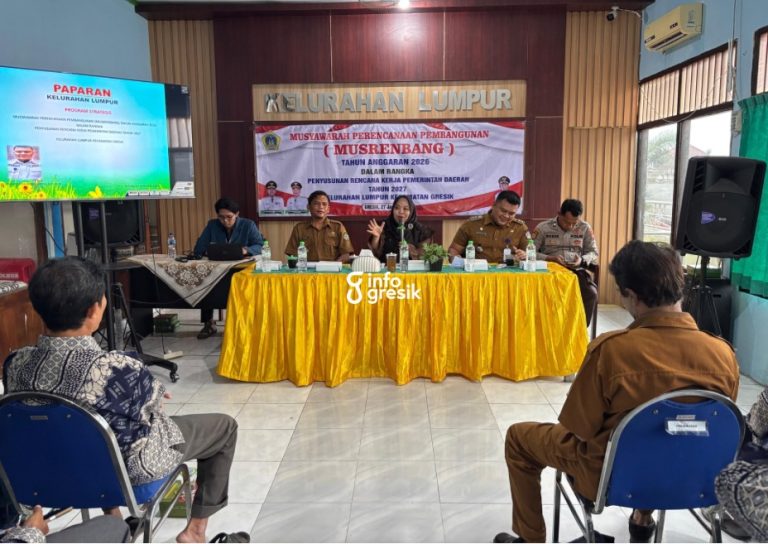 Anggota DPRD Gresik Ricke Mayumi bersama Lurah Lumpur Eka Prapangasta Widya Darma dan Camat Gresik Jalesvie Triyatmoko saat Musrenbang Kelurahan Lumpur. (Foto: Khanif Rosidin/Infogresik)