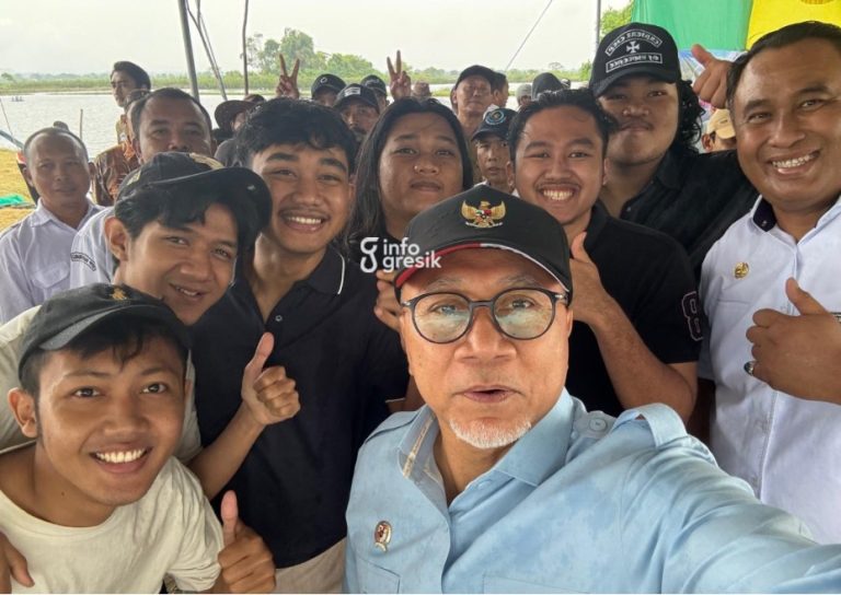 Menko Pangan Zulkifli Hasan (Zulhas) bersama petambak muda dari BINUS University dan Kepala Desa Pangkahwetan Saifullah Mahdi saat panen bandeng di Desa Pangkahwetan, Kecamatan Ujungpangkah, Gresik. (Foto: Ist/Infogresik)