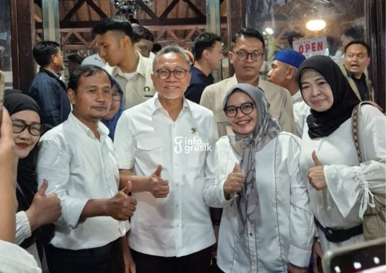 Pastikan Harga Pangan Stabil Jelang Ramadan, Relawan Zulhas Siap Kawal Ketahanan Pangan di Gresik Pengusaha muda Gresik sekaligus Relawan Zulhas, Siti Muntamah, saat mendampingi Menteri Koordinator Bidang Pangan RI Zulkifli Hasan dalam kunjungan kerja di Kabupaten Gresik. (Foto: Ist/Infogresik)