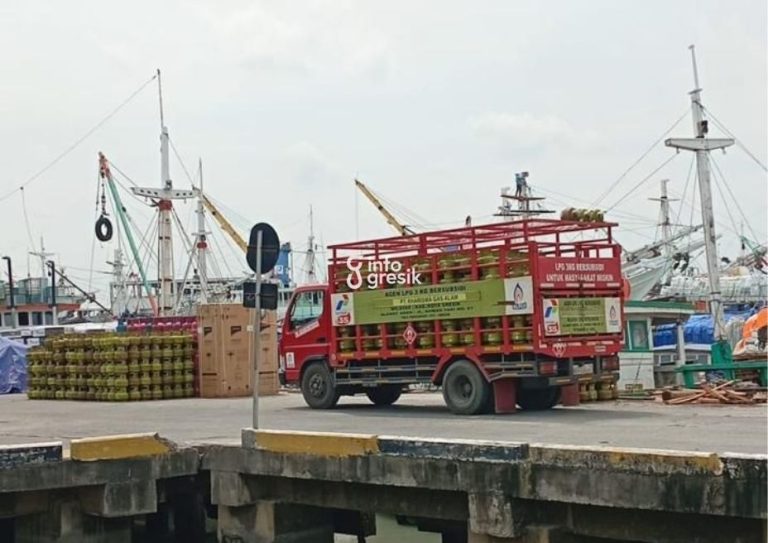 Cuaca Buruk Hambat Distribusi, Pertamina Pastikan Stok BBM dan LPG di Bawean Segera Pulih Proses pengiriman LPG subsidi 3 kilogram menuju Pulau Bawean guna memenuhi kebutuhan energi masyarakat pasca terganggunya distribusi akibat cuaca buruk. (Foto: Ist/Infogresik)