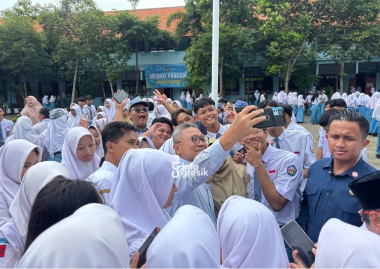 Menko Pangan Zulkifli Hasan berfoto bersama pelajar SMAN 1 Kebomas. (Foto: Khanif Rosidin/Infogresik)