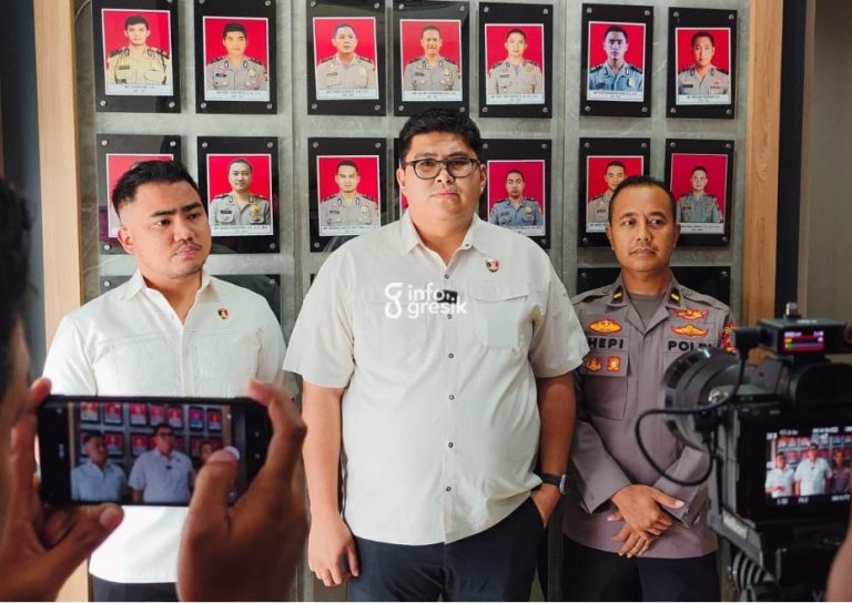 Kasatreskrim Polres Gresik, AKP Arya Widjaya, didampingi Kanit Resmob Satreskrim Polres Gresik, Ipda Andi Muh Asyraf Gunawan, dan Kasi Humas Polres Gresik, Iptu Hepi Muslih Riza. (Foto: Ist/Infogresik)