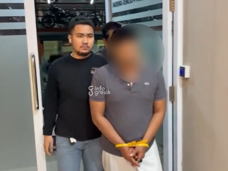 Keterangan: Kanit Resmob Satreskrim Polres Gresik, Ipda Andi Muh Asyraf Gunawan saat mengamankan pelaku Saifuddin di Mapolres Gresik. (Foto: Ist/Infogresik)