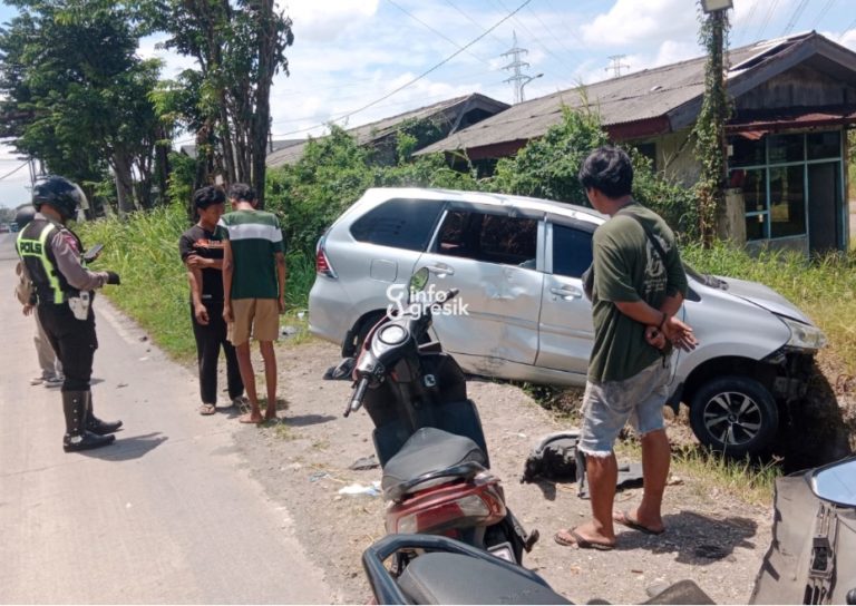 Kondisi mobil usai mengalami kecelakaan di Jalan Raya Sumput, Kecamatan Driyorejo, Kabupaten Gresik. (Foto: Ist/Infogresik)