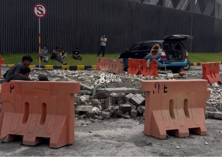 Pipa Air di Dekat Gerbang Masuk JIIPE Bocor, Perumda Giri Tirta Targetkan Perbaikan 2 Hari Proses persiapan perbaikan pipa HDPE yang bocor di dekat gerbang masuk KEK JIIPE. (Foto: Khanif Rosidin/Infogresik)