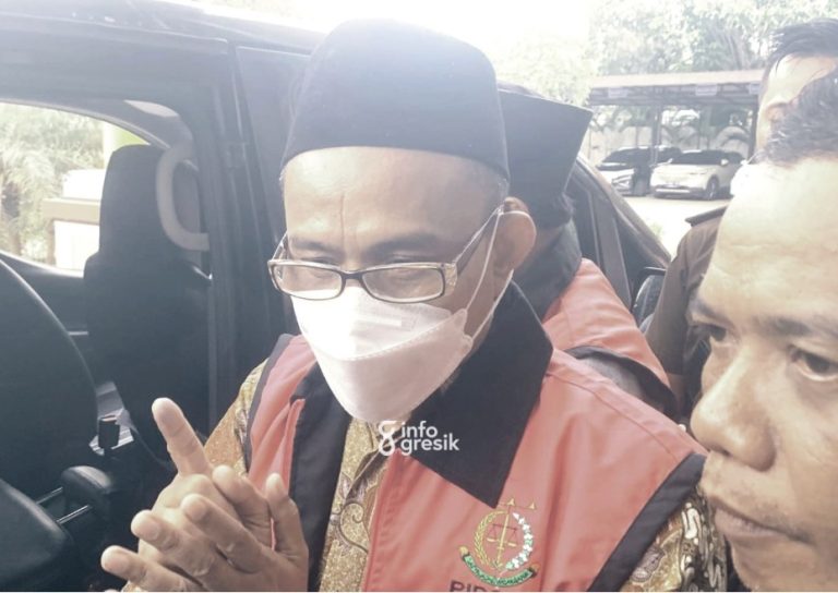Tersangka RKA saat akan dibawa ke Rutan Cerme. (Foto: Ist/Infogresik)