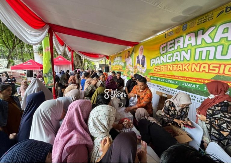 Jamin Ketersediaan Stok Sembako, Dinas Pertanian dan Ketahanan Pangan Jatim Gandeng Pemkab Gresik Gelar GPM Suasana saat warga antre membeli bahan pokok di Pendopo Bupati Gresik. (Foto: Khanif Rosidin/Infogresik)