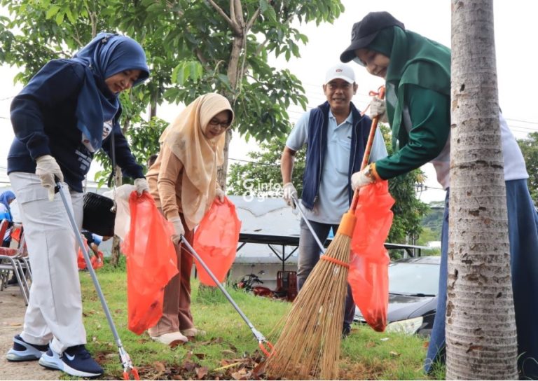 Kepala DLH Gresik Sri Subaidah bersama Kadinkes Mukhibatul Khusnah, Kadisnaker Zainul Arifin, dan Asisten Nuri. (Foto: Ist/Infogresik