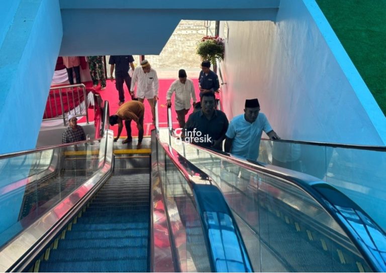 Jemaah Masjid Agung Maulana Malik Ibrahim Gresik saat mencoba eskalator. (Foto: Khanif Rosidin/Infogresik)
