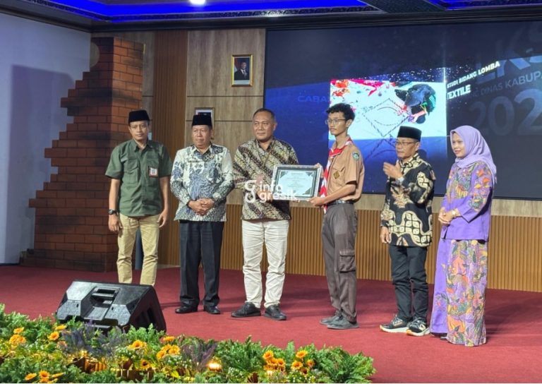 Kepala Cabang Dinas Pendidikan (Kacab Dindik) Jawa Timur Wilayah Kabupaten Gresik, Agus Eko Suwandi, didampingi Kepala Seksi SMA/PK-PLK Joko Sutopo saat menyerahkan hadiah kepada pemenang LKS Dikmen di SMAN 1 Manyar. (Foto: Khanif Rosidin/Infogresik)