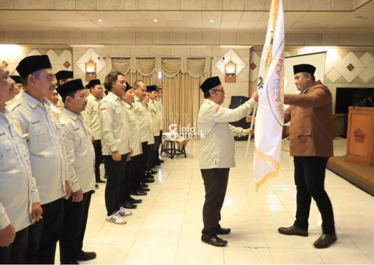 Ketua DPD PKDI Jawa Timur, Syaifullah Mahdi, saat melantik Ketua DPC PKDI Gresik, Nurul Yatim. (Foto: Ist/Infogresik)