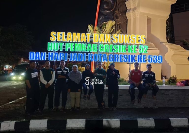 HUT ke-539 Kota Gresik, Ornamen Tugu Keris Karya Pelajar SMK Resmi Terpasang Siswa SMK Mambaul Ulum Kebomas berfoto dengan latar belakang ucapan HUT Gresik. (Foto: Ist/Infogresik)