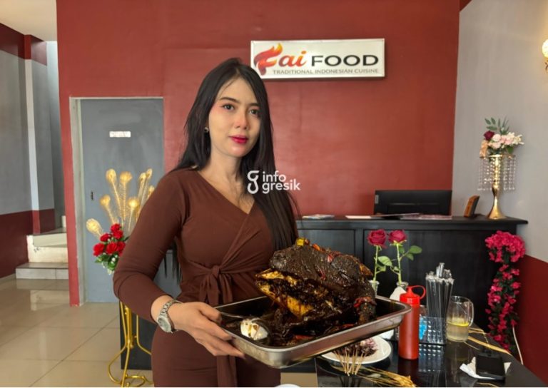 Owner Fai Food, Fairuz Fatin, menunjukkan menu rica-rica kepala kambing di Ruko Cerme Square, Cerme, Gresik. (Foto: Khanif Rosidin/Infogresik)