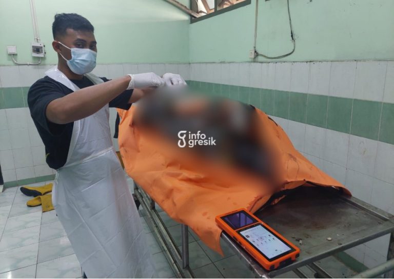 Petugas RSUD Ibnu Sina Gresik saat melakukan proses identifikasi jenazah korban. (Foto: Ist/Infogresik)