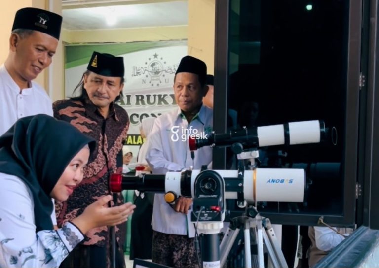 Suasana pelaksanaan rukyatul hilal di Bukit Condrodipo, Kabupaten Gresik. (Foto: Khanif Rosidin/Infogresik)
