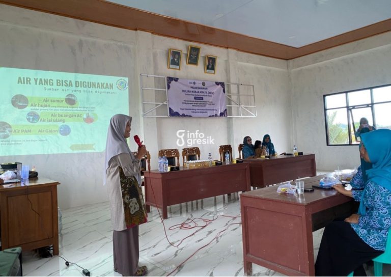 Pemateri, Dr. Ir. Tatik Raysa Wati saat memberikan penjelasan kepada ibu-ibu di Desa Talunblandong, Kecamatan Talun, Kabupaten Mojokerto. (Foto: Ist/Infogresik)
