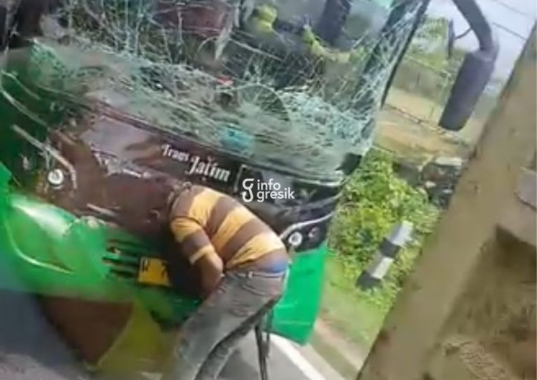 Rem Mendadak, Bus Trans Jatim Terlibat Kecelakaan Beruntun di Sidayu Gresik Kondisi bus Trans Jatim yang mengalami kerusakan pada bagian depan usai kecelakaan beruntun di Sidayu, Gresik, Kamis (19/2/2026). (Foto: Ist/Infogresik)