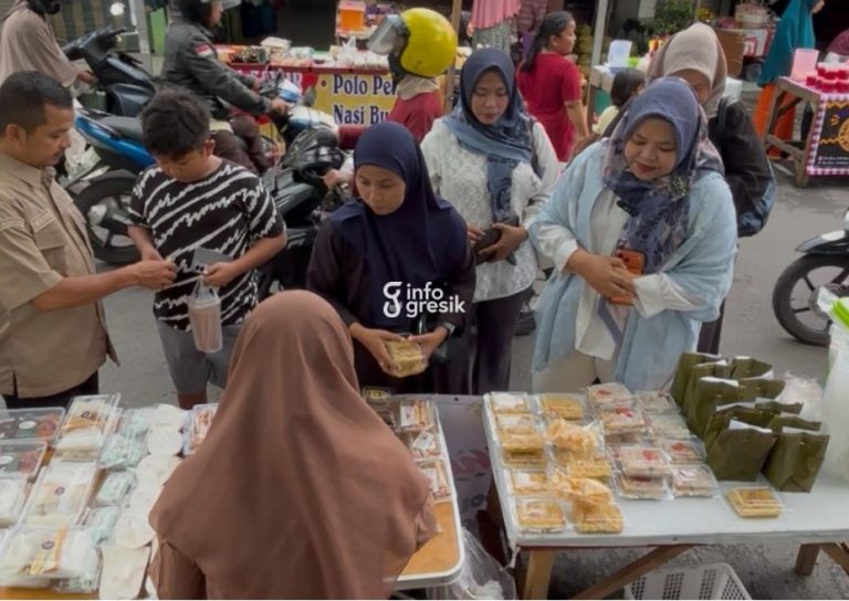 Suasana keramaian pengunjung berbelanja di stand UMKM Trate Takjil Market. (Foto: Khanif Rosidin/Infogresik)