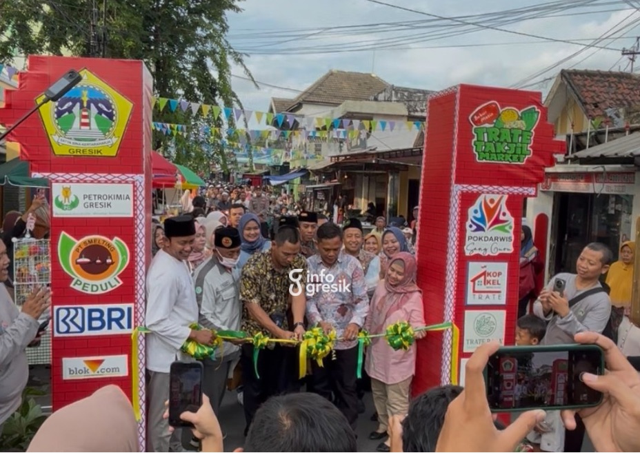 Pemotongan pita tanda dibukanya Trate Takjil Market di Kelurahan Trate, Gresik. (Foto: Khanif Rosidin/Infogresik)