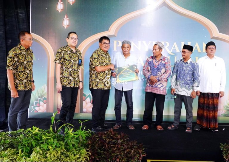 Direktur Utama Petrokimia Gresik, Daconi Khotob (tiga dari kiri), menyerahkan bantuan secara simbolis kepada perwakilan tempat ibadah di Gresik. (Foto: Ist/Infogresik)