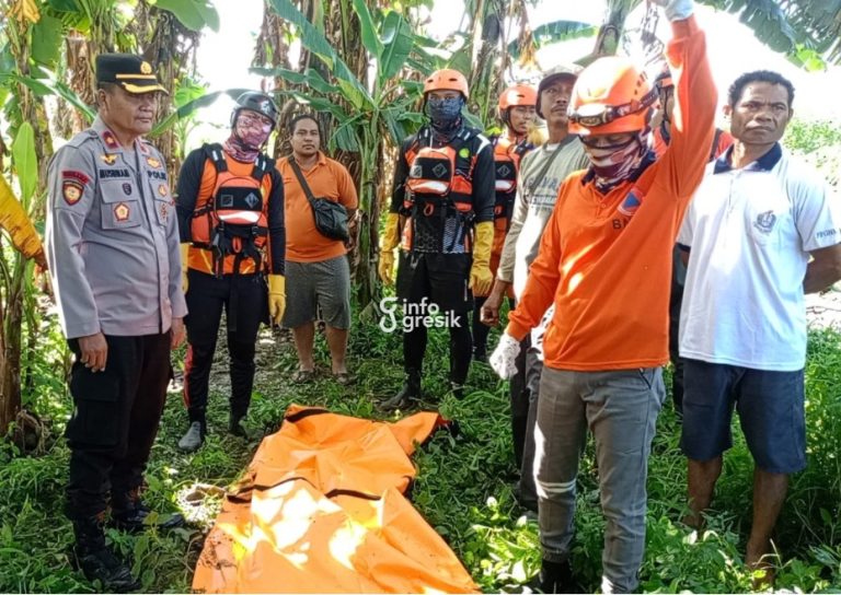 Kapolsek Driyorejo Kompol Musihram bersama tim BPBD Gresik saat menemukan korban. (Foto: Ist/Infogresik)