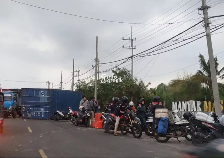 Ngeri! Akibat Kabel Menjuntai, Kontainer di Manyar Gresik Terlepas dan Timpa Pengendara Motor Kondisi kontainer saat terjatuh dan menimpa pengendara motor di Kecamatan Manyar, Kabupaten Gresik. (Foto: Ist/Infogresik)