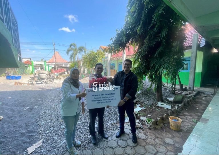 Perwakilan PT Bank Rakyat Indonesia (Persero) Tbk Gresik, Adji Wibowo, saat menyerahkan bantuan secara simbolis kepada Kepala MI Tarbiyatul Atfal. (Foto: Ist/Infogresik)