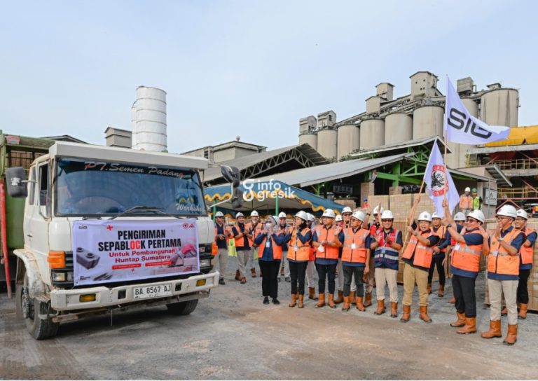 Komisaris Utama PT Semen Indonesia (Persero) Tbk, Sigit Widyawan (kedua dari kanan) dan Komisaris Utama PT Semen Padang, Werry Darta Taifur (ketiga dari kanan) mengangkat bendera (flag off) menandai pengiriman perdana bata interlock presisi di Pabrik Indarung PT Semen Padang, Sumatra Barat, pada Kamis (12/2/2026) untuk pembangunan huntap di Kampung Talang, Kecamatan Pauh, Kota Padang, Sumatra Barat. (Foto: Ist/Infogresik)