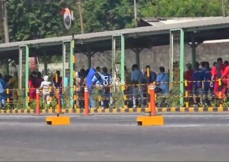 Suasana saat pekerja memasuki area pabrik PT Karunia Alam Segar di Gresik. (Foto: Ist/Infogresik)