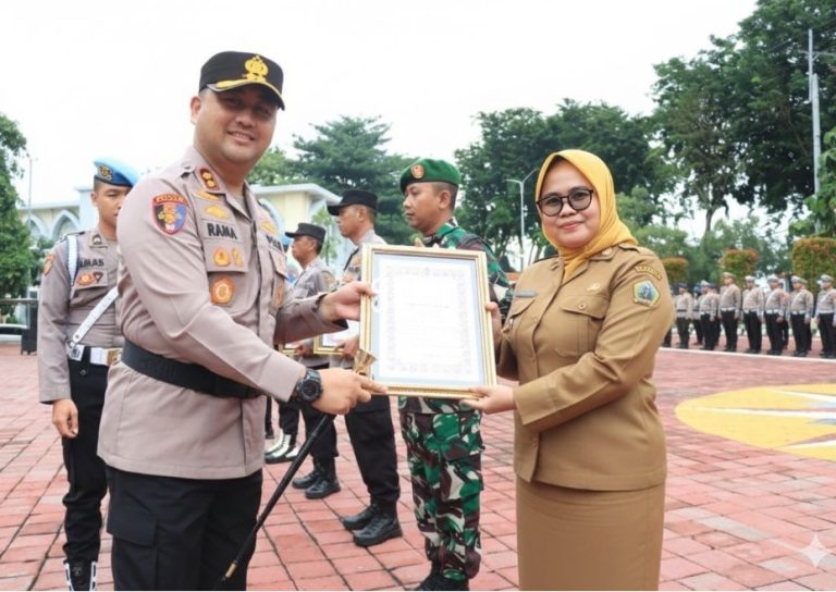 Kapolres Gresik AKBP Ramadhan Nasution saat memberikan penghargaan kepada Kepala Desa Tumapel, Ziadatul Akmal, di Mapolres Gresik. (Foto: Ist/Infogresik)