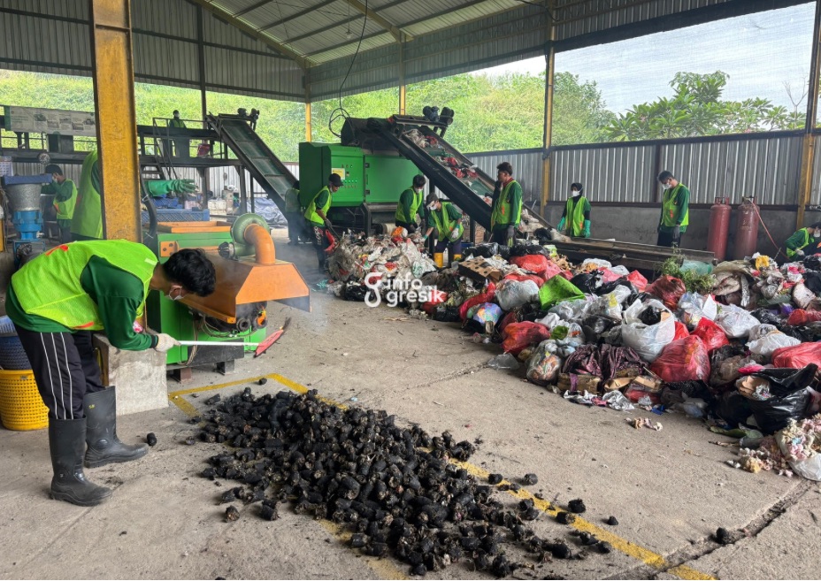 Para pekerja di TPA Ngipik saat mengolah sampah menggunakan fasilitas landfill mining. (Foto: Khanif Rosidin/Infogresik)