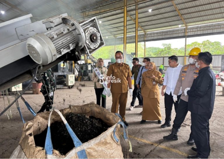 Wabup Gresik dr. Asluchul Alif didampingi Kepala DLH Gresik Sri Subaidah dan Kapolres Gresik AKBP Ramadhan Nasution saat mengecek alat landfill mining di TPA Ngipik. (Foto: Khanif Rosidin/Infogresik)